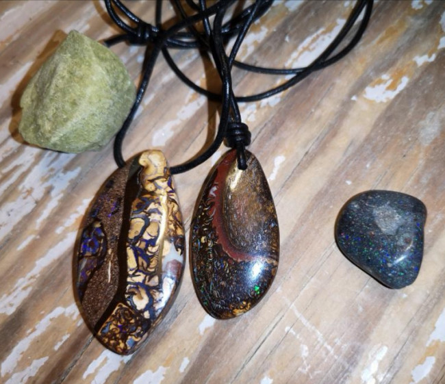 Pistazien-, Boulder-,  Boulder-, Edelopal