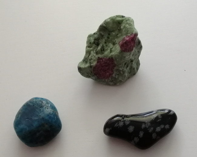 Rubin-Zoisit, Apatit, Schneeflockenobsidian