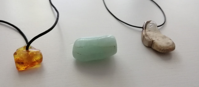 Bernstein,  Aquamarin, versteinertes Holz