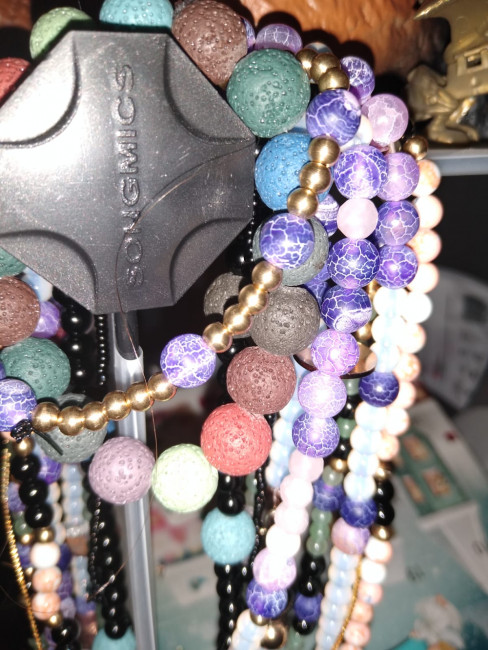 Kette aus Perlen lilanem Achat (vermutlich gefärbt) und Opalith (dem künstlichen, nicht dem Opal enthaltenden Gestein)