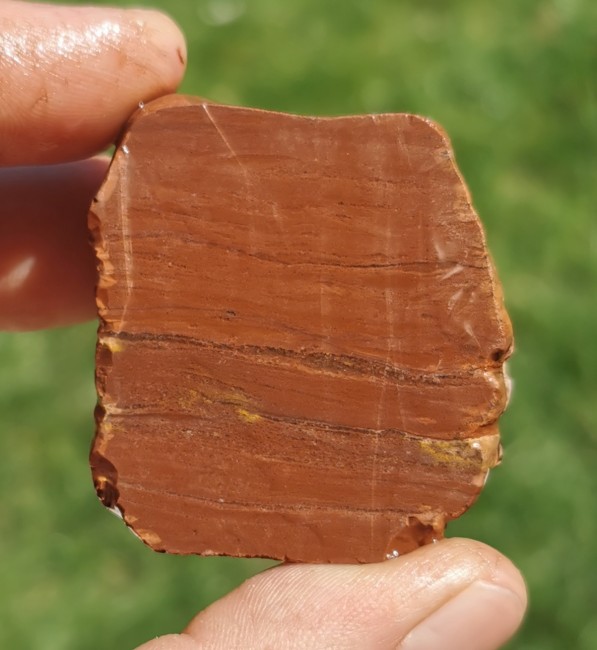 IMG_20220417_125414.jpg (786.98 KiB) 10313 mal betrachtet Wirklich sehr hart! Die Strukturen sind im Stein drinne. Auf dem Bild sieht es so aus, als wäre er rau und uneben aber er ist wirklich ganz glatt.