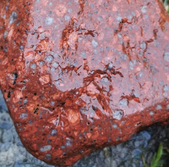 Verschiedene Arten von Skarn in Rosa, Rot und Gelb. Hier ein großes Exemplar in Rot mit Quarz.<br />Sieht man auch im letzten Bild.