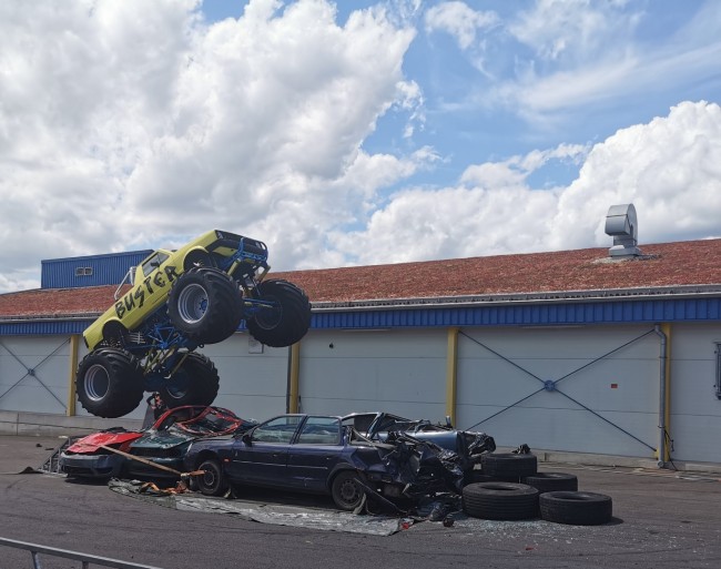 Hier nur ein kleiner Sprung. Bei den großen Sprüngen ist er über die Autos hinweg gesprungen.