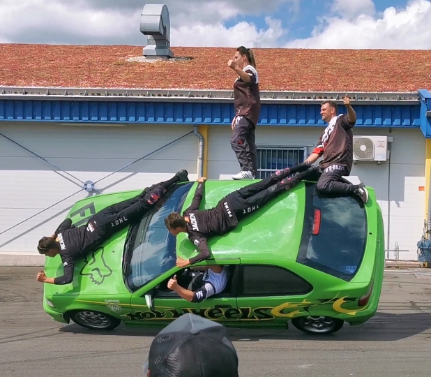 Auf zwei Reifen und dann noch zu viert auf dem Auto. Eine wirklich tolle Show!