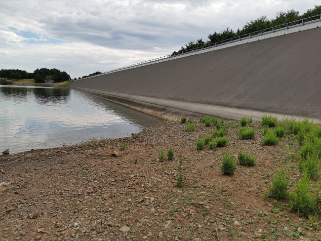 Normalerweise müsste der Wasserspiegel bei der grauen Linie an der Staumauer sein. Eigentlich sogar da drüber!