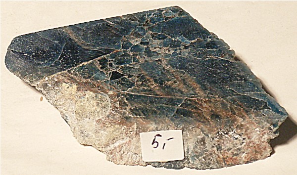 Apatit blau Schnitt aus Brasilien Handteller groß.jpg