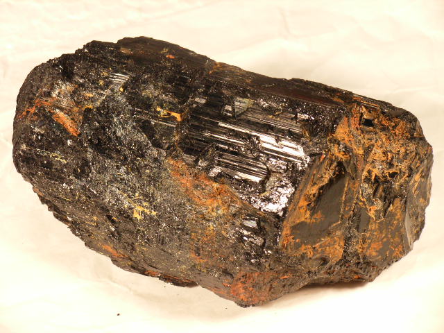 Schörl, Kristall (Brikett) gute 13 cm lang.jpg
